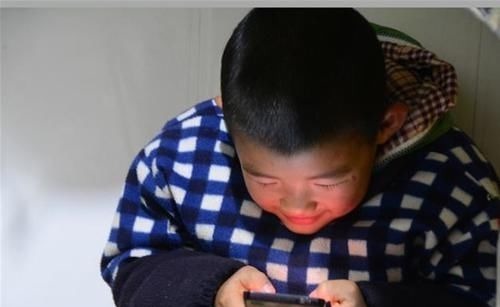 差距|“天天玩手机”的孩子,和“从不玩手机”的孩子,差距一眼能分辨