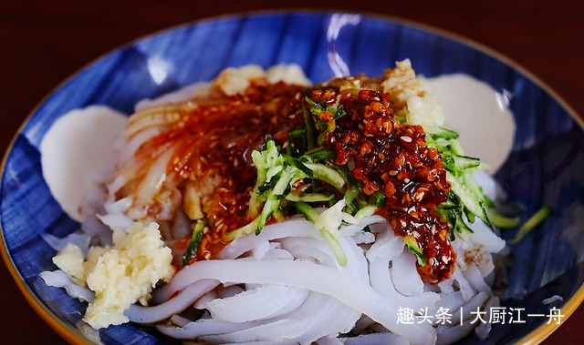 做凉粉时，只用淀粉和水就能做，详细步骤教给你，Q弹爽滑不断裂