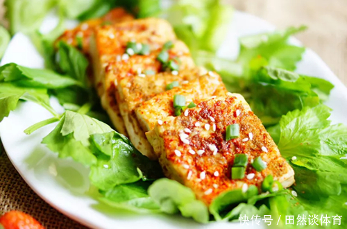 简单|小摊上的“香煎豆腐”,营养丰富,制作简单,5块钱做一锅不够吃