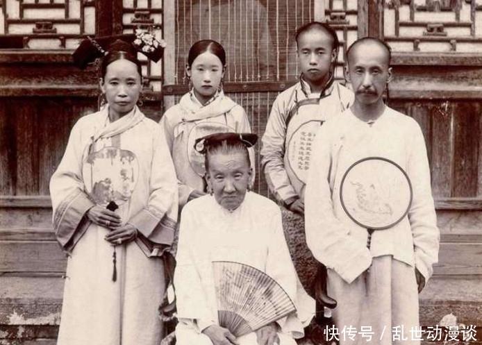 穿着|清末老照片:图一是清朝的乡绅大户,图二是穿着白衬衫的末代皇帝