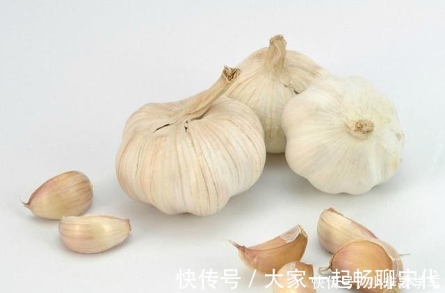 大蒜|一个垃圾桶,能种出一桶蒜!多到吃不完,以后家里一年都不用买了!