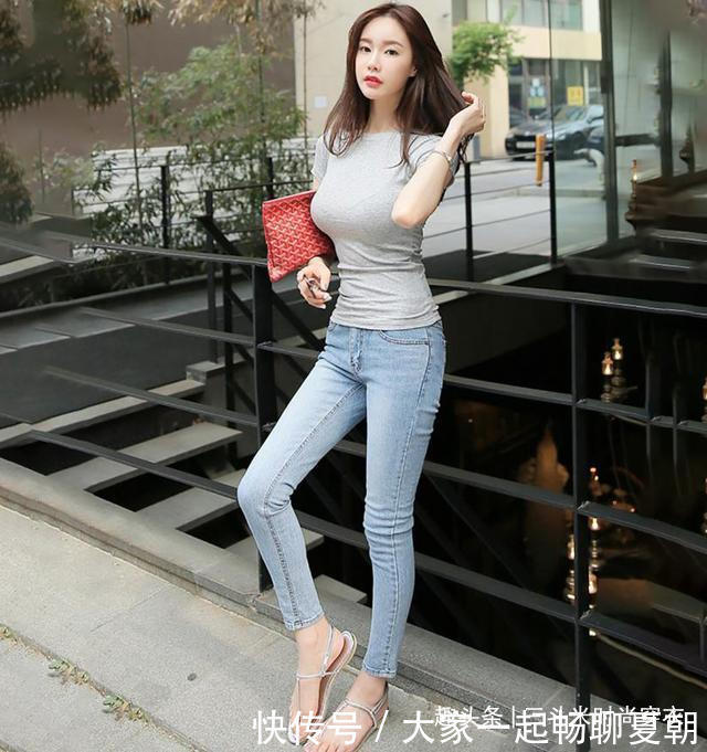 优雅|牛仔裤小姐姐身材完美，尽显优雅时尚，简单又好看