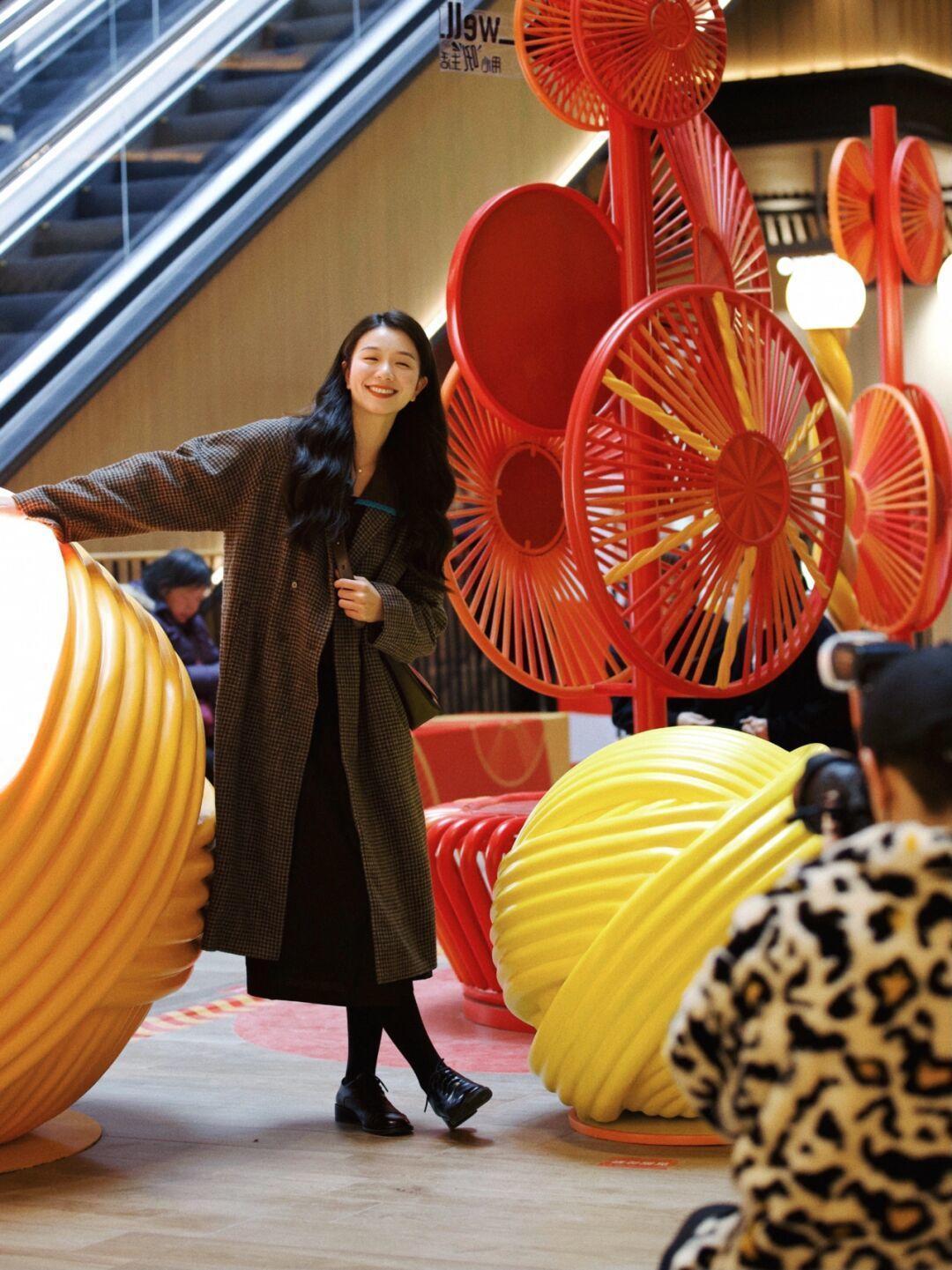 黄黑皮 气质女人穿衣要讲究,看看这些简约高级的“大衣”穿搭,保暖时髦