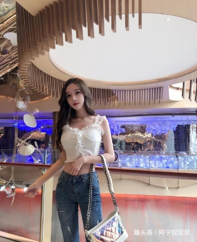 日常穿牛仔裤打底衫更显女性时尚感，显瘦又高挑