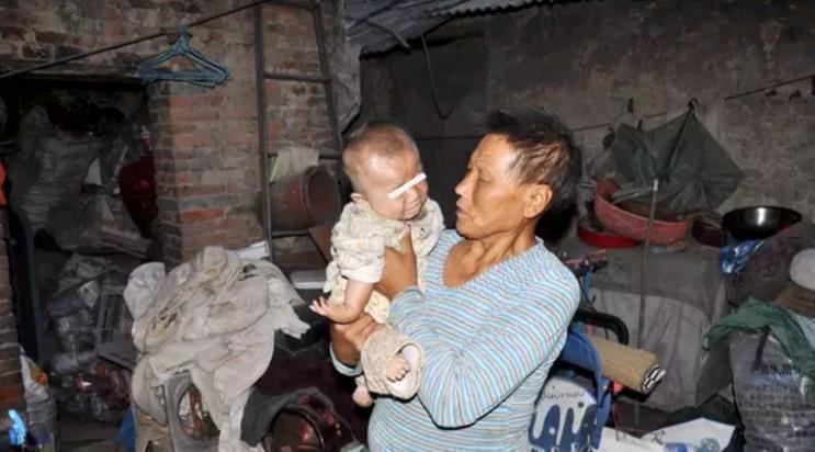 遗弃|这个婴儿因手脚长而被父母遗弃了老爷爷靠捡破烂创造奇迹抚养孩子