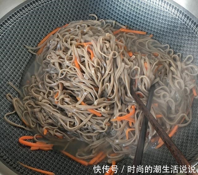  烧驴肉炒面，味道比鲜肉做的更入味