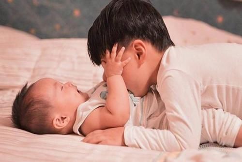 家庭|有种“可怕”叫一人带俩娃,二胎妈妈到底多心酸,4张图一目了然