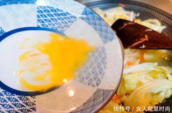 搞定娃儿,一张馄饨皮就够了,鲜甜又多汁,这锅够暖心