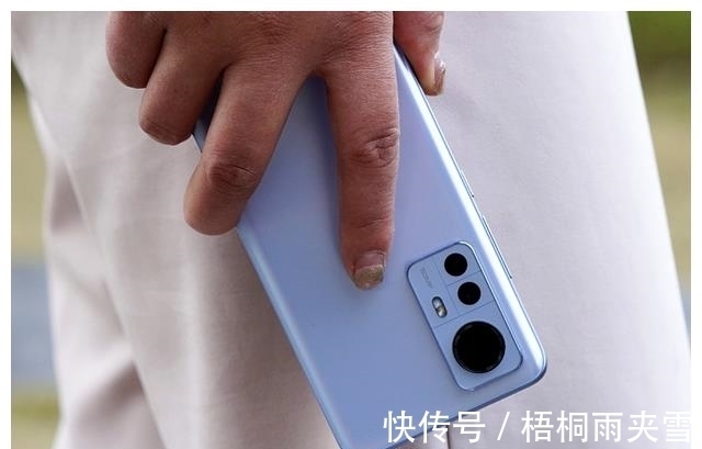 小米|同时使用小米12Pro和iPhone13，一个月以后，心里憋