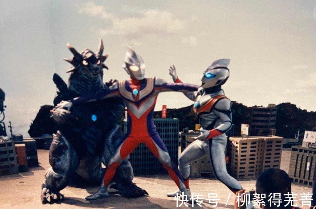 身材|迪迦奥特曼25年前幕后花絮流出,迪迦竟有A4腰,身材完虐邪恶迪迦