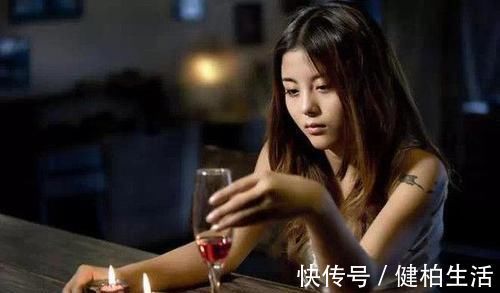 更年期|女人过了45岁要管住嘴，6种食物要少吃，能安度更年期，显年轻