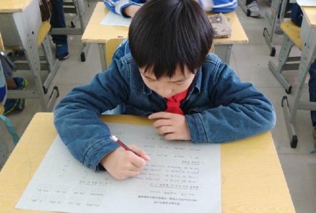 小学生|小学生因“名字简单”走红,连名带姓只有2笔,网友直呼家长有才