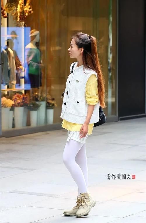 街拍:清新亮眼的白丝袜美女