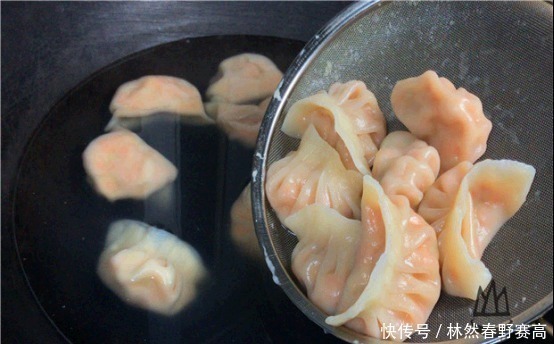 朋友家|才知道，煮饺子水开下锅就错了，学会这一步，饺子不破皮不露馅