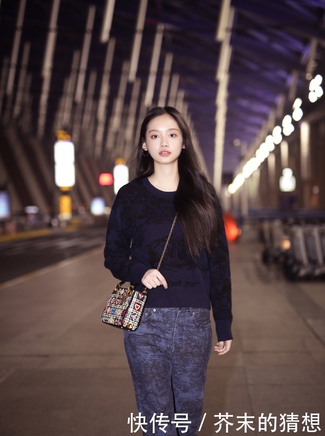 栽了,深蓝色卫衣搭花牛仔裤,84斤硬穿成11