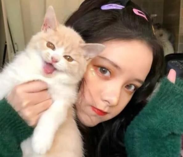 手摸|女生经常用手“摸”这3部位,颜值会越来越低,怪不得会被人叫“阿姨”