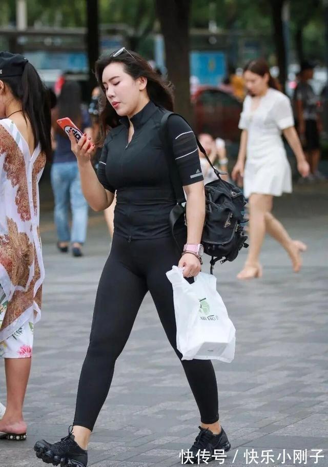 打底裤 华丽典雅的打底裤穿搭既时髦又有腔调,展现女人的娇美,清爽甜美