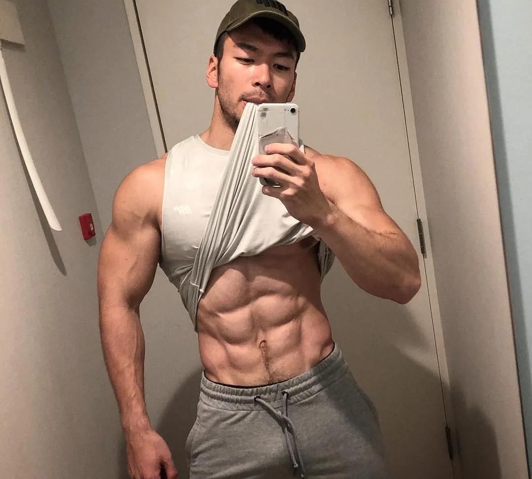 淡定|181cm日本肌肉壮男走红,每天深蹲练出大粗腿,网友不淡定了