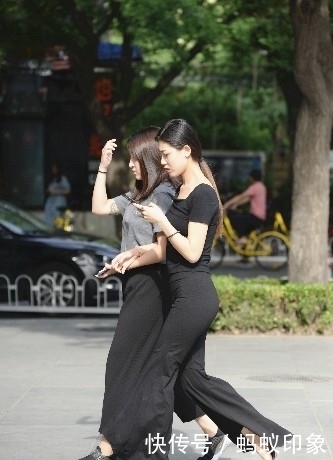 衣服|喇叭裤怎么穿都不好看?还不是你鞋子没选对!来看看别人怎么穿的