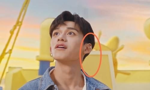 凡尔赛|男士戴耳钉不能录节目?看到黄旭熙的操作,一般人可想不到