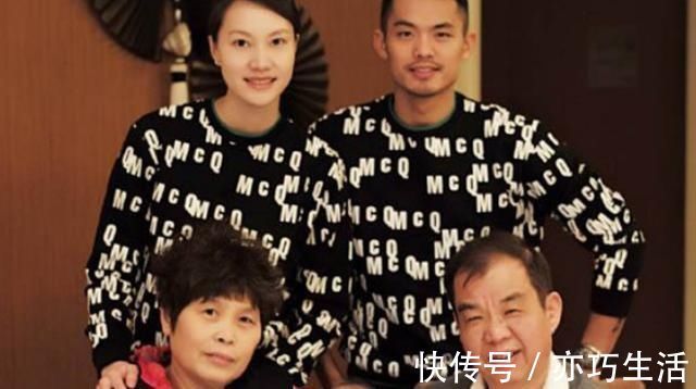 参观林丹一家人住的豪宅,妻子有个专用练舞房,足见林丹有多疼她