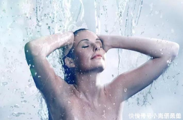 三伏天洗澡|三伏天洗澡，尽量避开三个时间段别不当回事，当心湿气不请自来