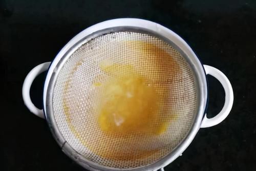  蒸鸡蛋羹，鸡蛋打散上锅蒸就外行了，掌握这3点，蛋羹嫩滑无蜂窝