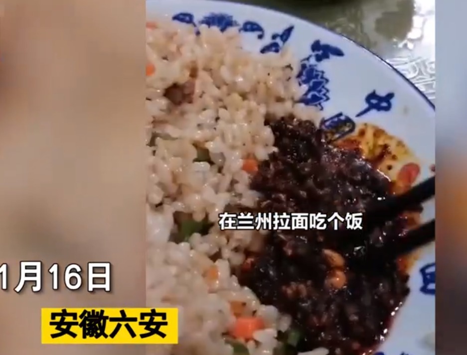 安徽一男子拉面馆吃饭,因加了2勺辣椒酱遭老板驱赶:这碗饭才8块