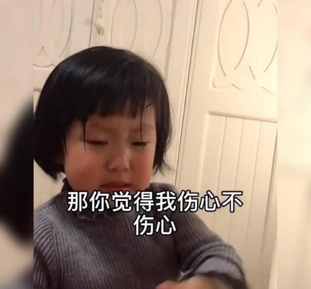 教育|女孩打了妈妈后，立即向妈妈道歉，且煞有其事地“教育”自己的手