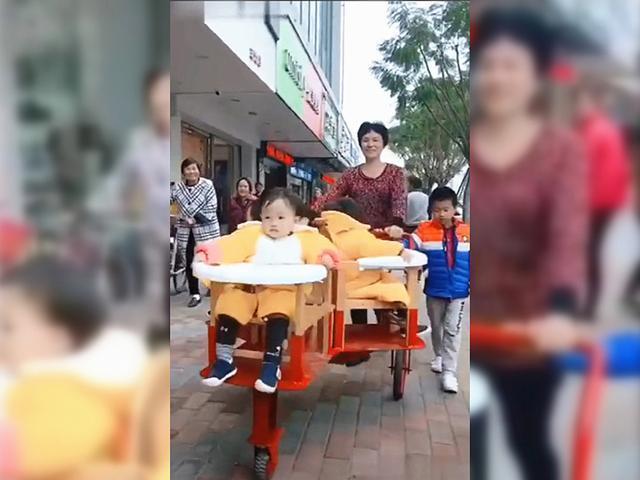 花销|家里有了三胞胎孙女后,奶奶上街的画风是这样的,网友:多幸福