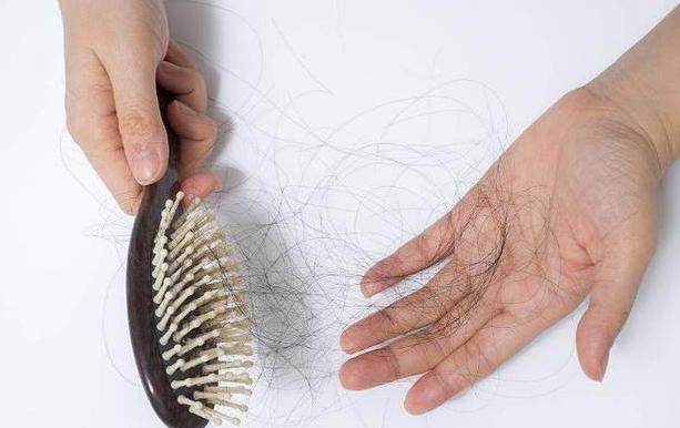 头上有螨虫的人，平时可能会露出4种表现，不要再忽略了