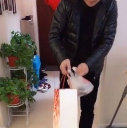 宝爸|宝爸带宝宝一起去买菜,回来宝宝不见了,看到宝爸手中的袋子笑崩