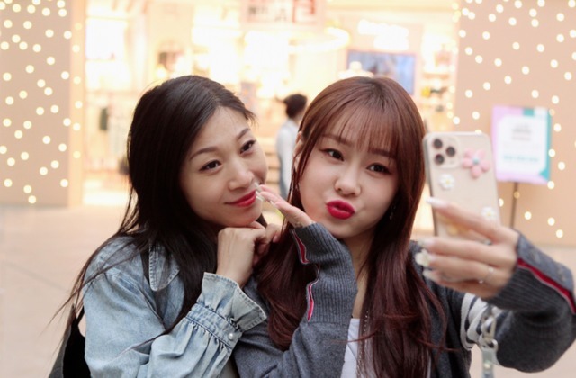 女儿 妈妈去当伴娘,让女儿叫自己“姐姐”,老公:你想给她换个爸?