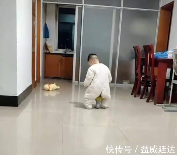 条腿|“我家宝宝是四脚神兽”,网友不理解,看到照片恍然大悟:好形象