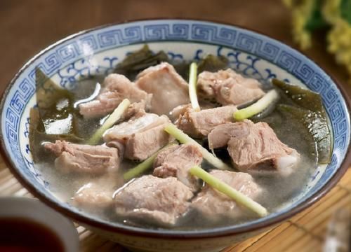 炖排骨时,千万别先下锅焯水,学会这2招,排骨鲜嫩无腥味!