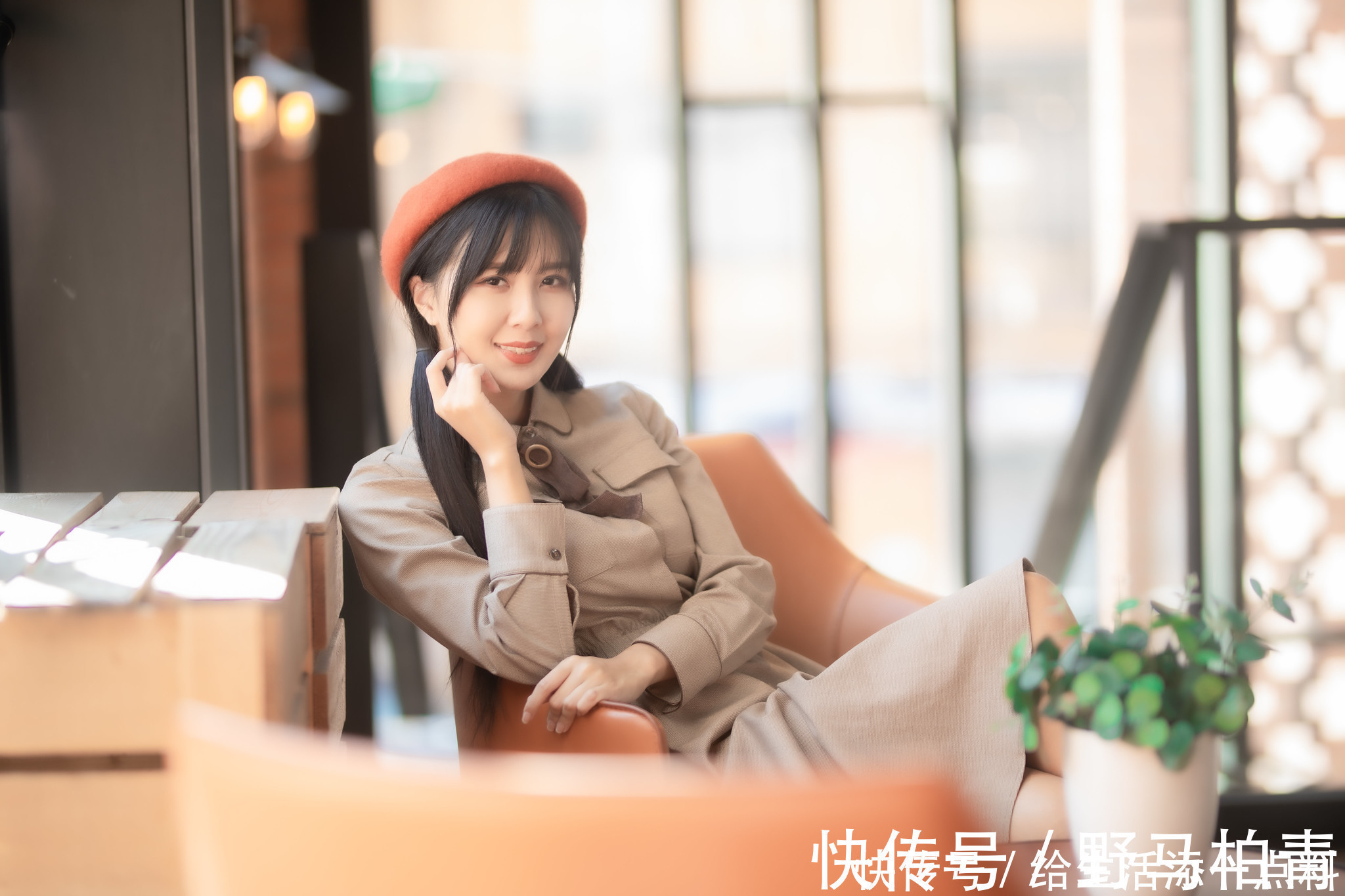 小帽|靓丽美女陈郁晴时尚风衣写真,搭配一款圆顶小帽还有那么一点俏皮