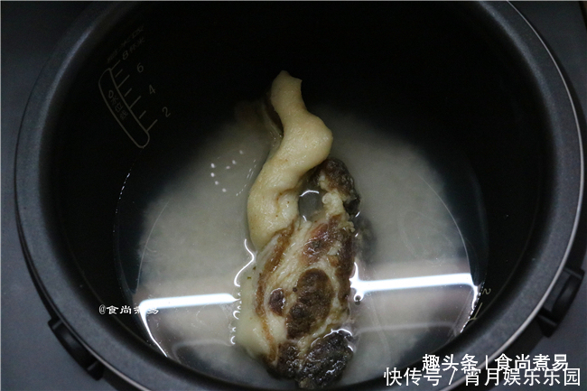 大米|煲仔饭,用电饭锅也能做,焦香营养又便捷,不用守在灶台前