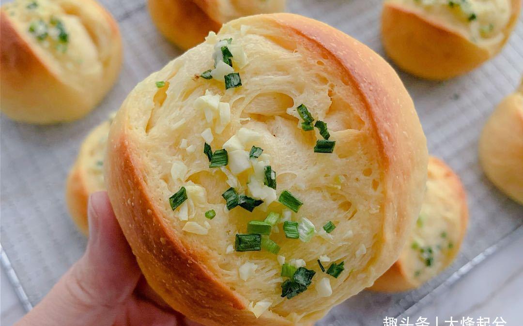 黄油25克|分享一款面包真独特,蒜香浓郁松软拉丝,吃一口就停不下来