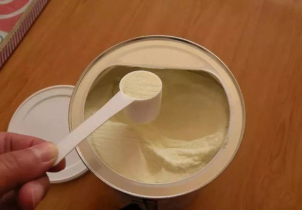 家长|家长冲奶粉的方式错了,相当于给娃喝“微塑料”,你是否做过