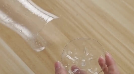 下水道容易被头发堵塞,教您成本花不了1毛钱,头发杂物都带走