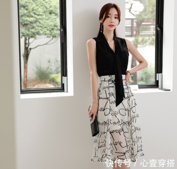 时尚|女神孙允珠高清时尚搭配:韵墨雪纺束领字母层叠无袖裙