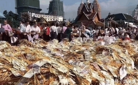 寺庙|寺庙满地是钱无人敢拿, 僧人每天都用麻袋装钱, 装钱就如装树叶一般