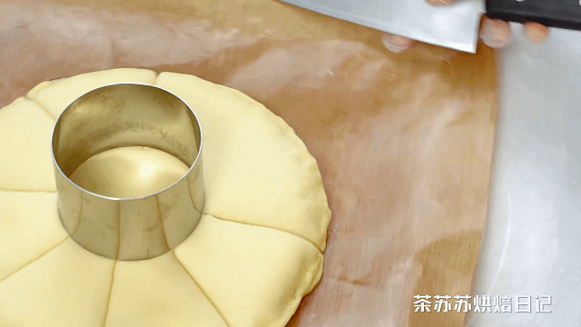 圣诞节快到了，教你做一款适合过节的甜点！简单快手，好吃过瘾！