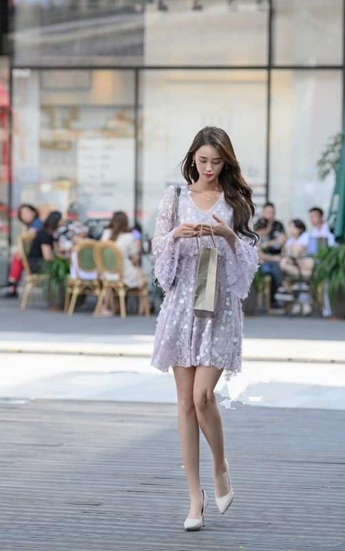 街拍：身材苗条气质清新的小姐姐，柔美的连衣裙很显优雅大气风