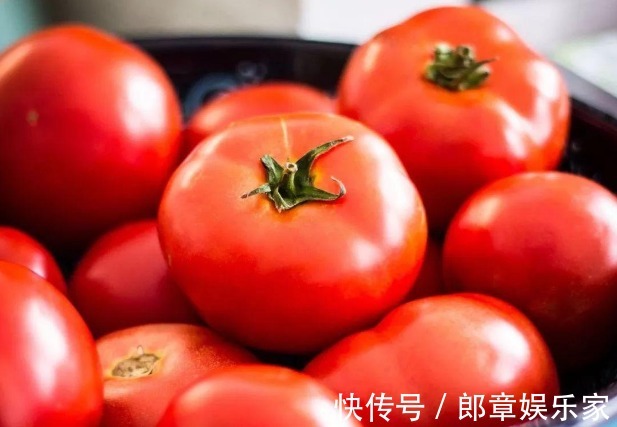 多汁|买西红柿别只会看颜色，牢记4个妙招，西红柿鲜甜多汁，做菜好吃