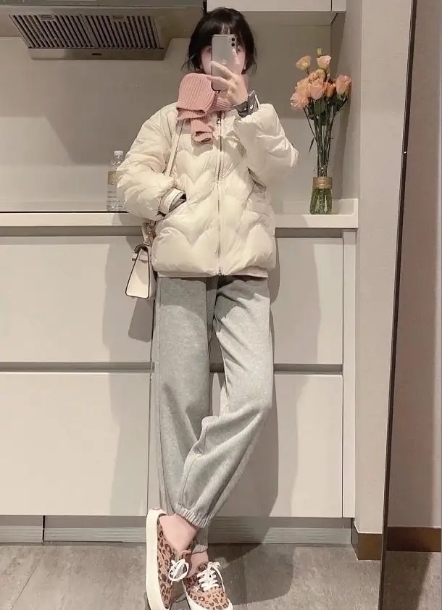 羽绒服|今年冬季,羽绒服流行穿“短”不穿长,学会这样搭配,真显高