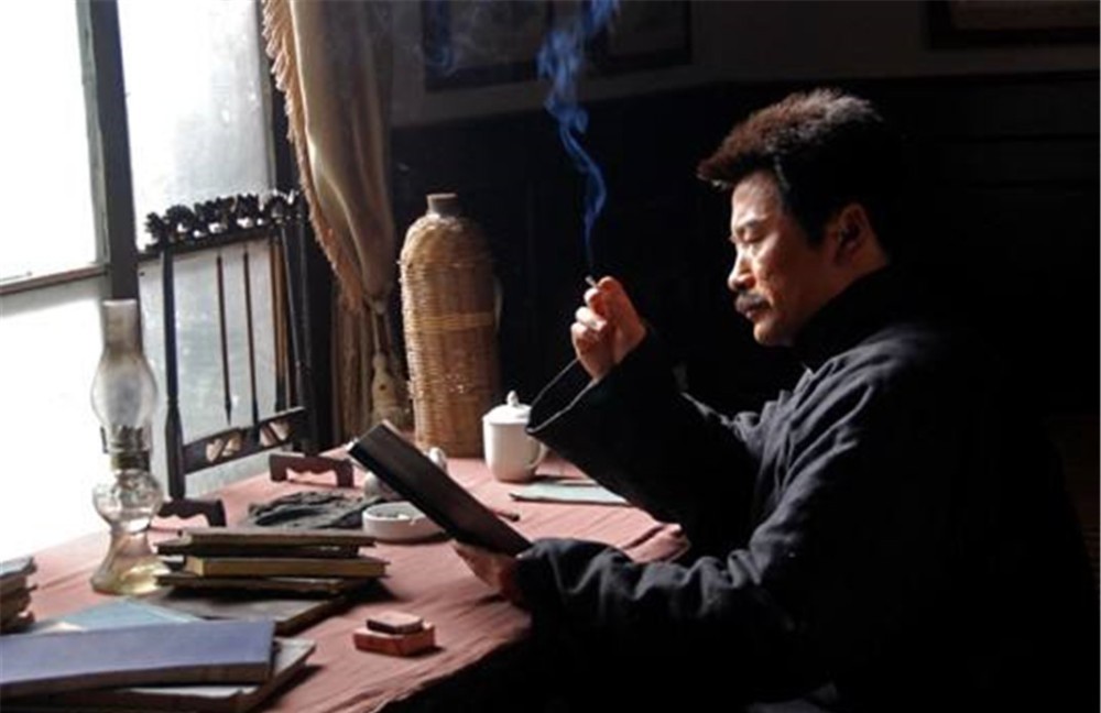 写稿|民国文人靠啥赚钱?胡适工资月入过万,而鲁迅写稿年收入20万