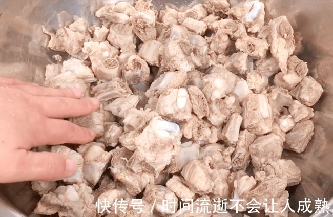 反复提醒，炖排骨时万万不要先焯水，牢记这2步，排骨鲜嫩无腥味