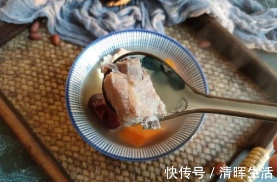 味鲜|炖排骨汤时，直接焯水是错的，学会1步处理，肉嫩味鲜，汤白味浓