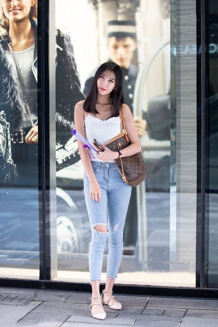 风格|街拍：娃娃脸的女生非常适合可爱的穿搭时尚风格